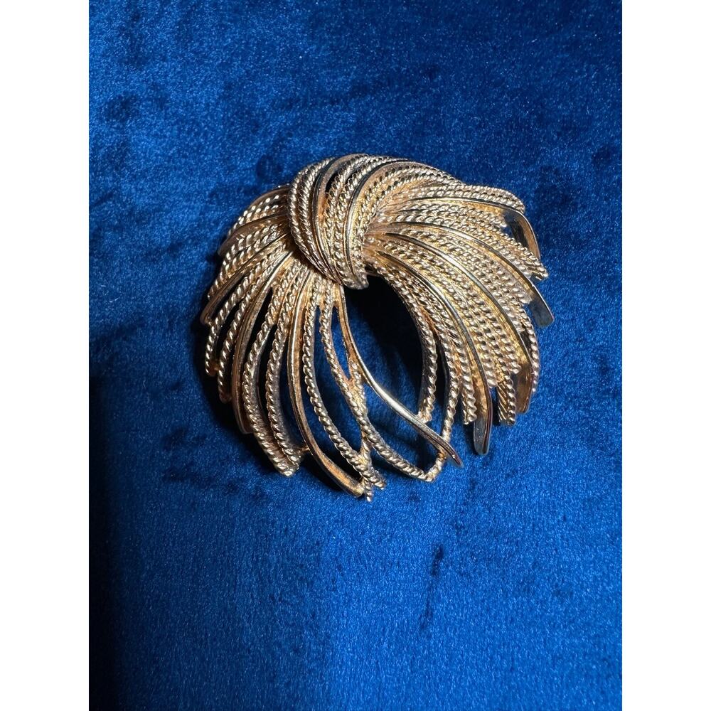 Vintage Signed MONET‎ Pin Brooch Bow Textured And Polished Gold Tone